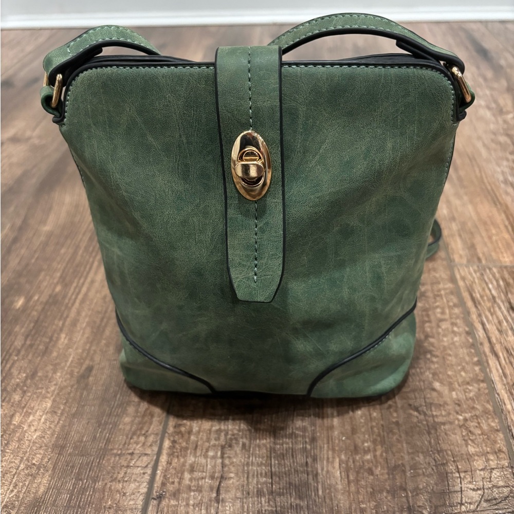 Elegant Green faux Leather Crossbody Bag